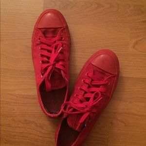 RED LOW-TOP CONVERSE